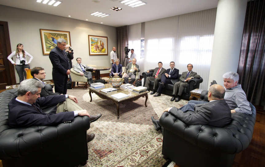 Pesidente do Legislativo, deputado Valdir Rossoni (PSDB), recebe visita de cortesia de comitiva basca.
