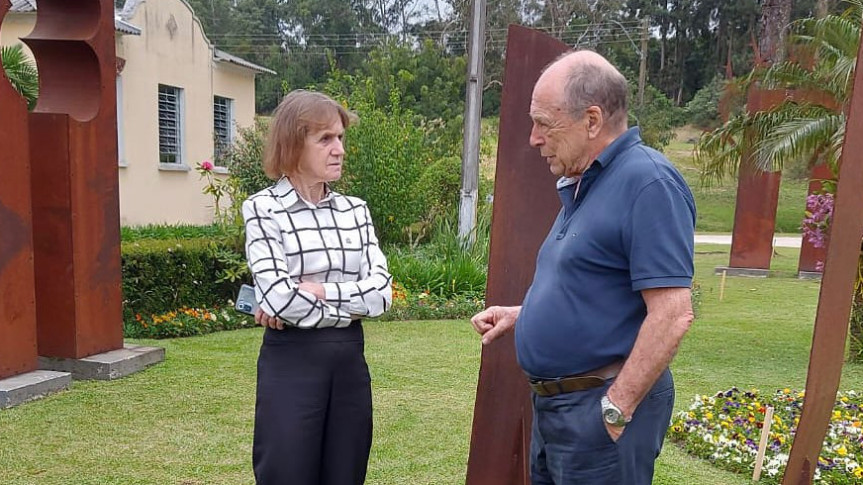 Deputada Luciana Rafagnin (PT), proponente da homenagem, e José Álvaro da Silva Carneiro.