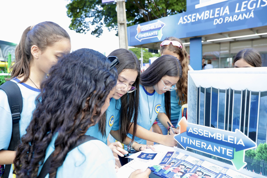 Ao longo de toda esta quarta-feira (10), estudantes, lideranças e representantes da sociedade civil organizada estiveram no estande do Legislativo na Expoingá.