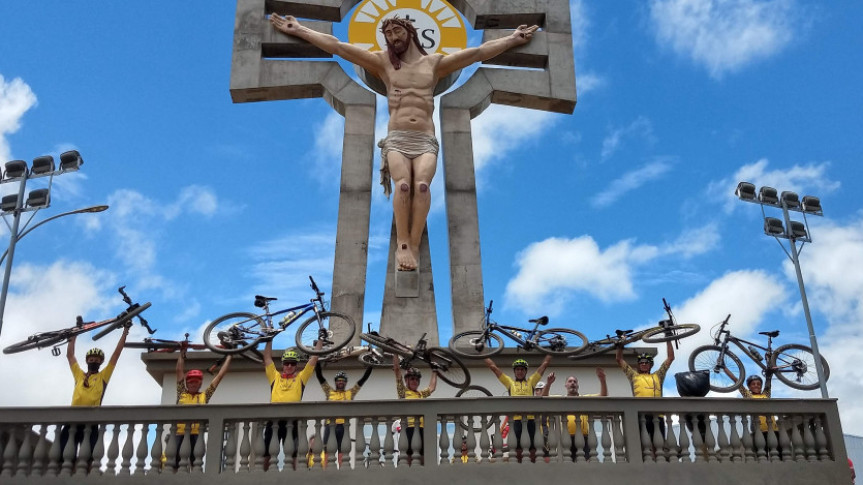 Com mais de 650 km de extensão, o trajeto é percorrido por fiéis a pé, de bicicleta, a cavalo ou em excursões, reunindo anualmente mais de um milhão de peregrinos e turistas de diversas partes do país.