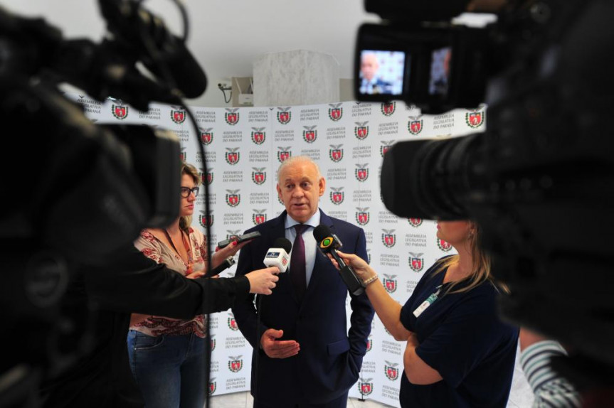 Deputado Ademar Traiano (PSDB) defende controle rigoroso nas portas dos colégios.