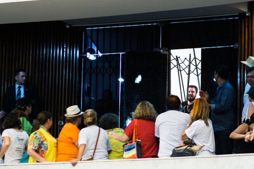 Manifestantes invadem a Assembleia 