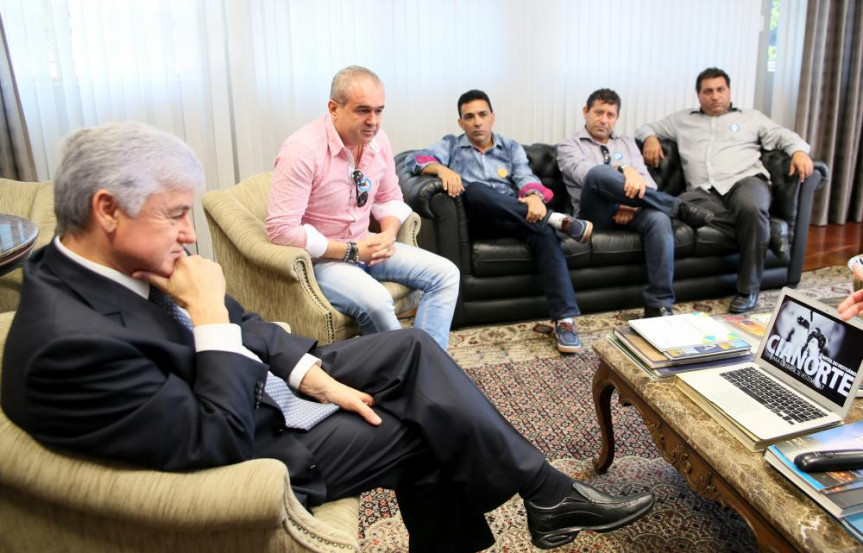Deputado Rossoni (PSDB) reunido com lideranças da indústria têxtil do norte do Paraná.