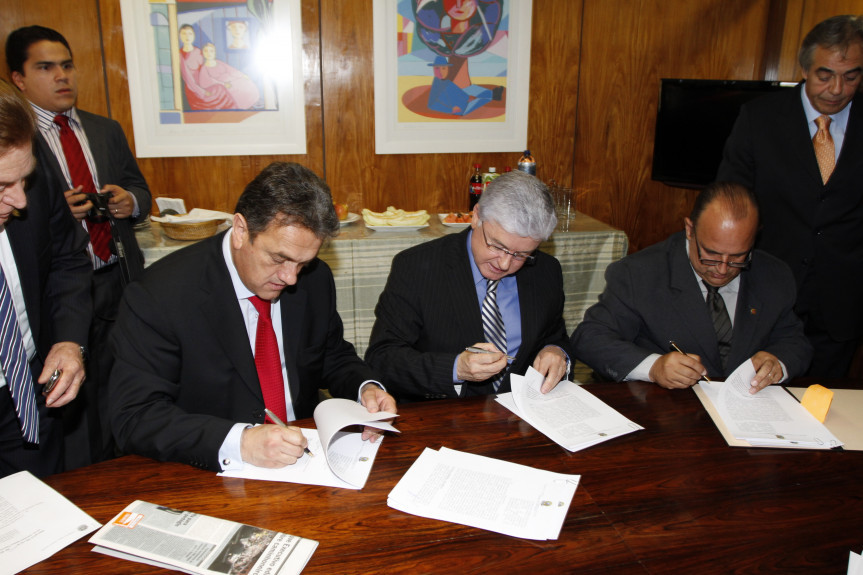 Presidente Valdir Rossoni e 1º secretário, deputado Plauto Miró, participam da cerimônia de assinatura do acordo de TV Digital.