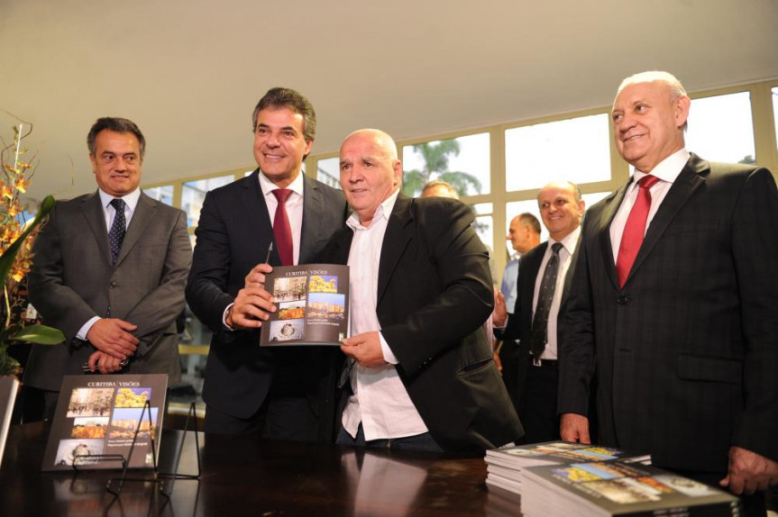 Nani Góis lança seu livro na Alep prestigiado pelo governador Beto Richa pelo presidente da Alep Ademar Traiano (PSDB) e primeiro secretário Plauto Miró Guimarães (DEM) 