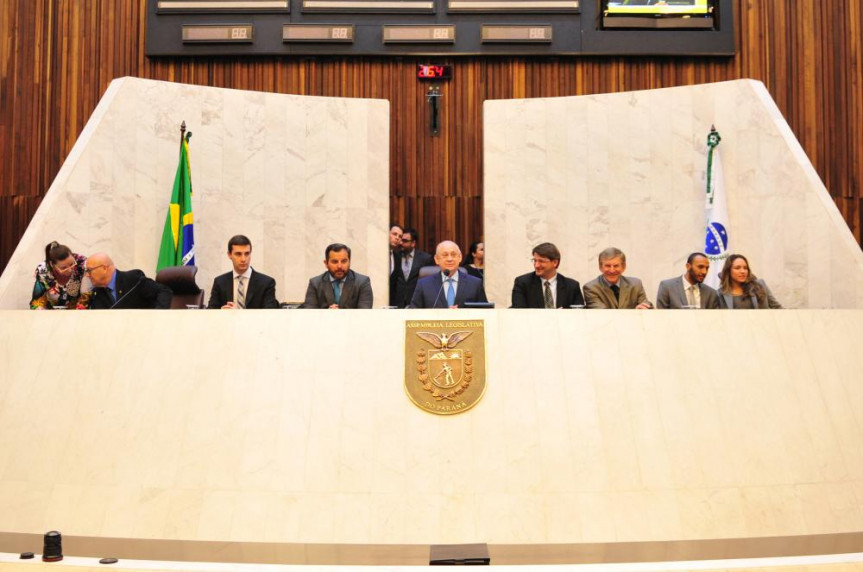 Cerimônia de instalação do Projeto Parlamento Universitário, conduzida pelo presidente da Alep, Ademar Traiano (PSDB), e pelos deputados Maria Victoria (PP), Elio Rush (DEM) e Luiz Claudio Romanelli (PSDB).