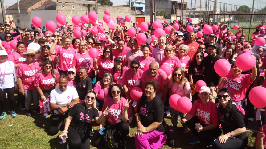 Caminhada reforça as ações de consicentização sobre o câncer de mama.