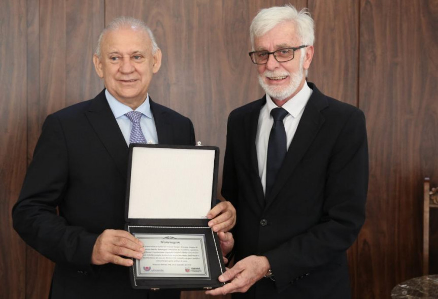 O reitor da Unioeste, Paulo Sérgio Wolff, entregou a homenagem ao deputado Traiano.