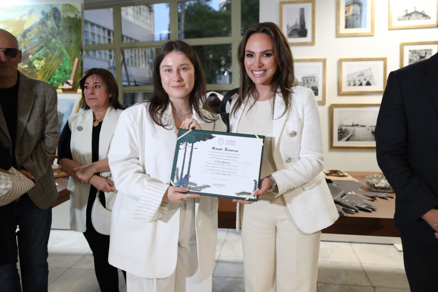 Na abertura da exposição, a deputada Maria Victória entregou diploma de Menção Honrosa oferecido pela Assembleia Legislativa para a artista Celeste Quiroga.