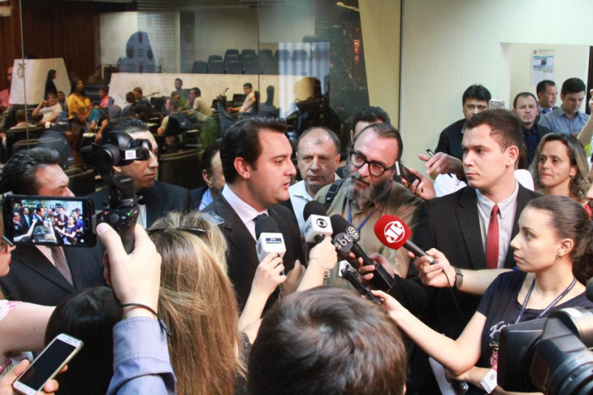 Deputado Ratinho Junior (PSD) em entrevista coletiva no Comitê de Imprensa da Alep.