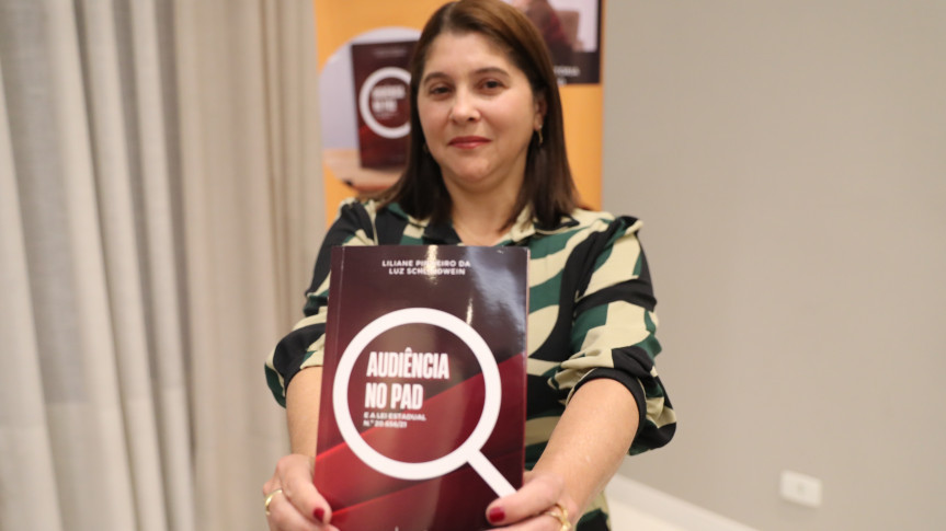 A autora do livro Liliane Pinheiro da Luz Schlindwein.