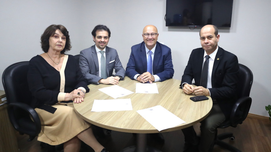 Reunião ocorreu no início da tarde desta segunda-feira (6).