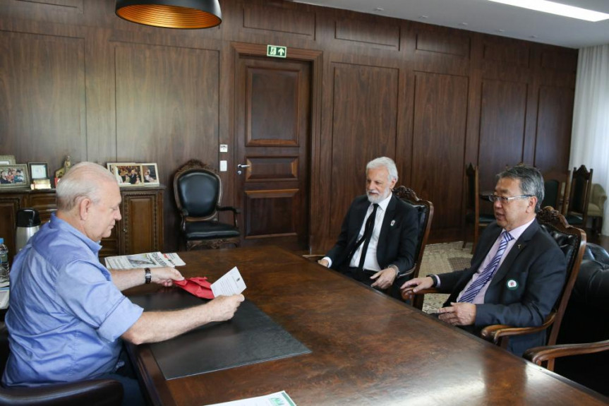 Presidente Ademar Traiano recebe o o atual vice-presidente e corregedor do Tribunal Regional Eleitoral do Paraná (TRE-PR), Luiz Taro Oyama e o desembargador Gilberto Ferreira.
