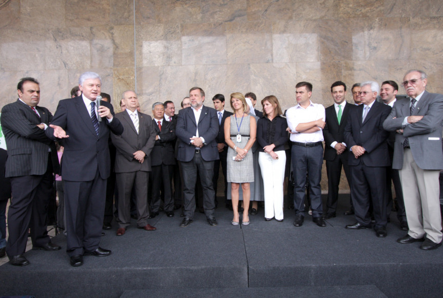 Solenidade de assinatura do protocolo de intenções entre o Governo do Estado, municípios e entidades sociais para concessão de 86 veículos.