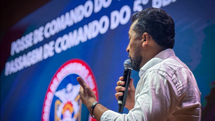 Em seu discurso, o deputado Adriano José elogiou o trabalho do coronel Vasco e reforçou a importância de valorizar quem atua em defesa da vida.