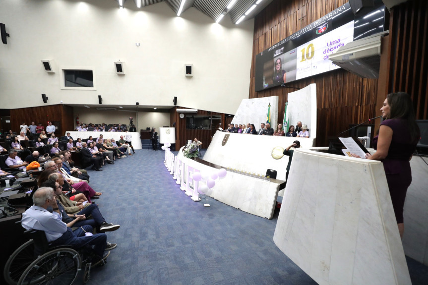 Solenidade ocorreu na noite desta segunda-feira (17), no Plenário da Assembleia Legislativa do Paraná.