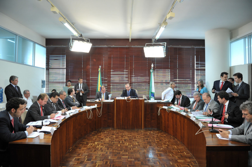 Parlamentares reunidos na CCJ