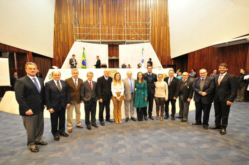 Assembleia homenageia o Dia Nacional do Defensor Público, com manifestação da defensora Thaísa Oliveira durante a sessão plenária da Alep.