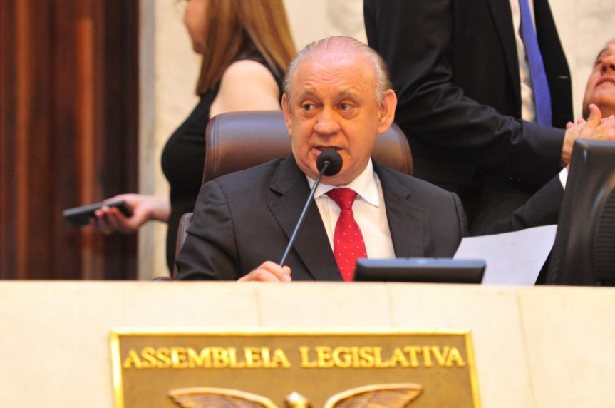 Presidente Ademar Traiano (PSDB) na sessão plenária de hoje (21).