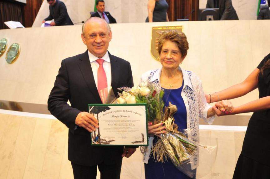 Lílian Mary Rebello, taquígrafa aposentada, sendo homenageada pelo presidente Ademar Traiano (PSDB).