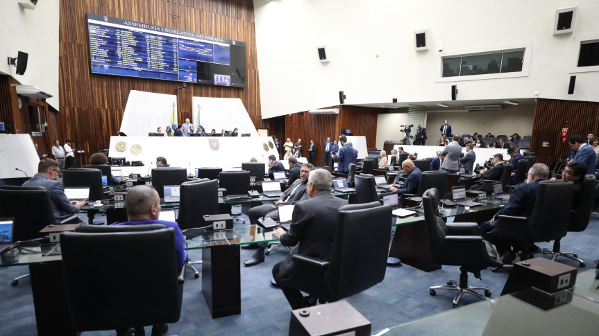 Na sessão desta segunda-feira (16), a ordem do dia contou com 12 itens.