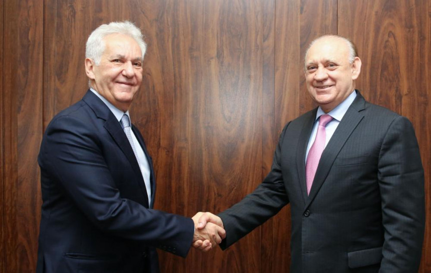 Presidente eleito do TJ, desembargador Renato Braga Bettega, cumprimenta o presidente Traiano..