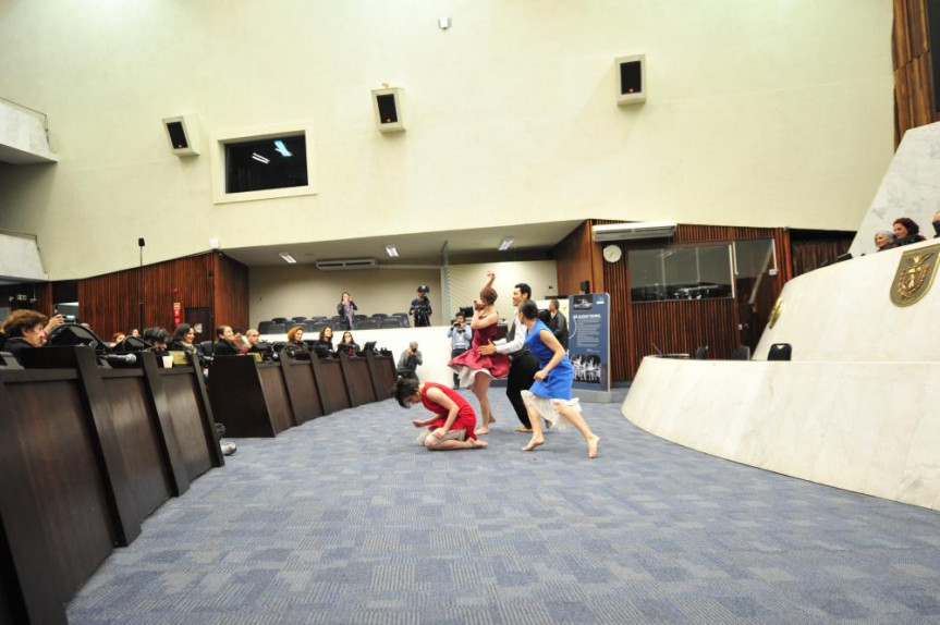 Palíndromo, que remete ao cinquentenário do Balé Teatro Guaíra. Ato criado especialmente para a cerimônia na Assembleia Legislativa do Paraná.