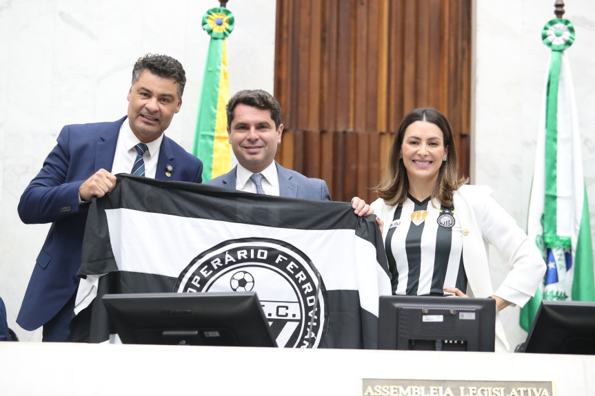 (Esq. p/ dir.) Deputados Marcelo Rangel (PSD), Alexandre Curi (PSD), presidente da Casa, e a deputada Mabel Canto (PSDB).