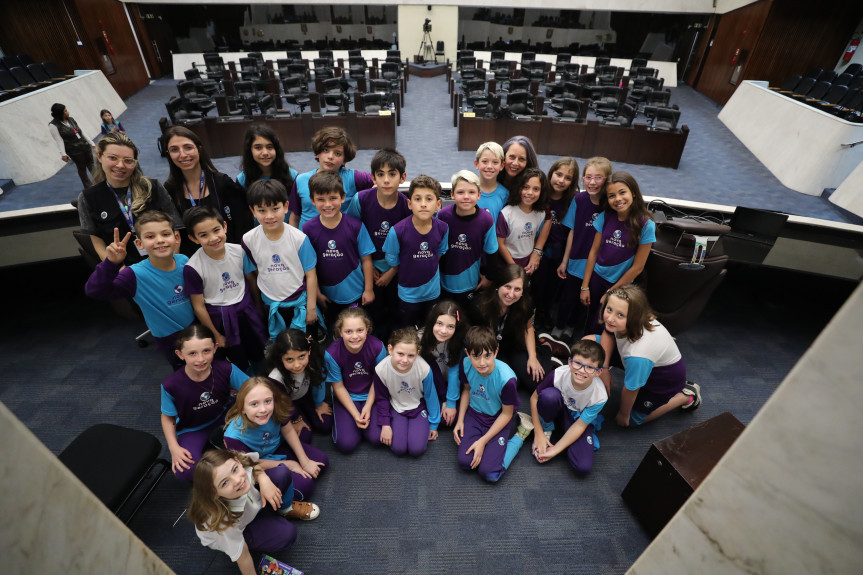 Alunos conheceram o Plenário da Casa.