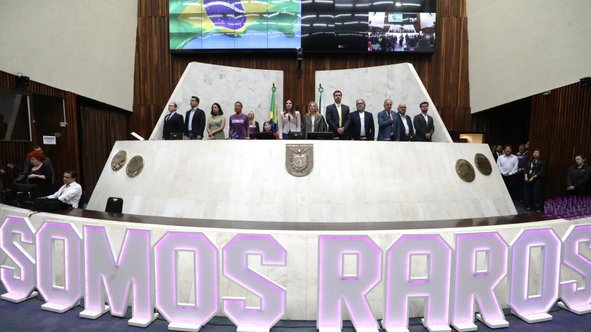 Solenidade ocorreu na noite desta segunda-feira (23), no Plenário da Assembleia Legislativa do Paraná.