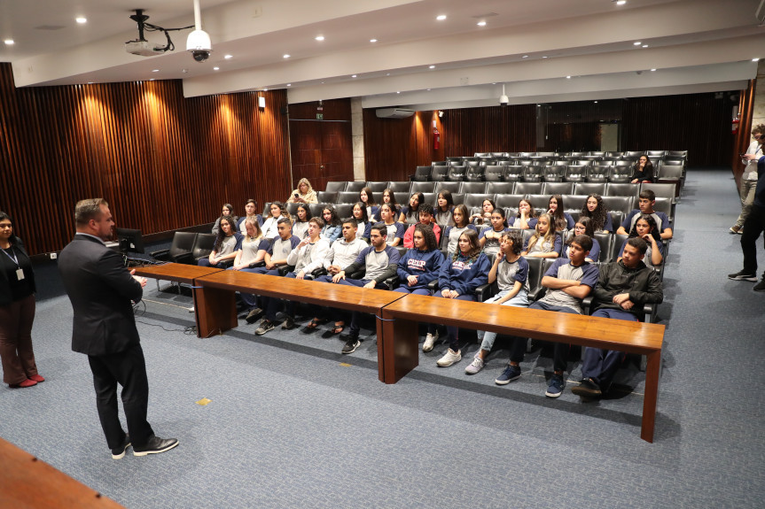 Os estudantes foram recebidos no Plenarinho da Casa pelo deputado Alisson Wandscheer (SD).