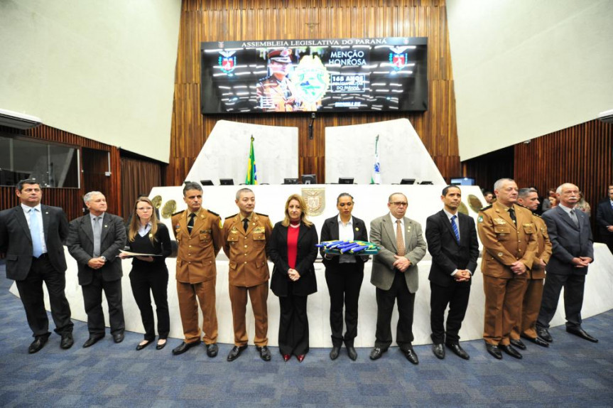 Sessão solene em celebração aos 165 anos da PMPR foi marcada pela homenagem in memorian a 20 policiais militares que perderam a vida durante o cumprimento do dever.