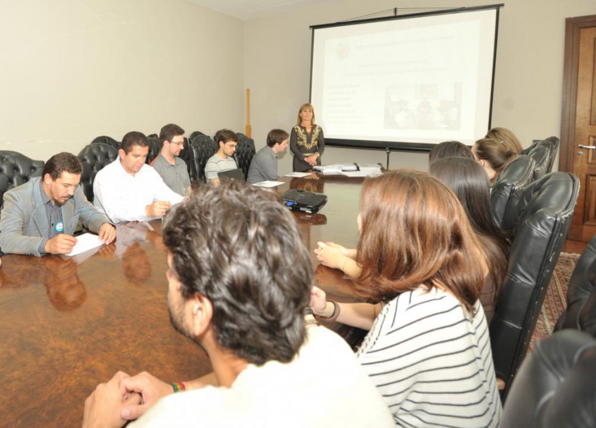 Alunos do mestrado da UTFPR na sala de reuniões da Presidência da Assembleia Legislativa.