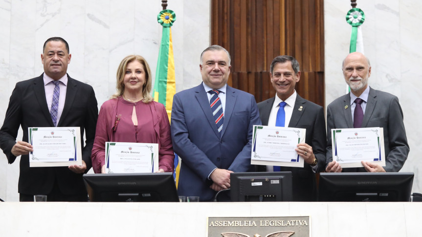 Solenidade ocorreu na noite desta terça-feira (28), no Plenário da Assembleia Legislativa do Paraná.