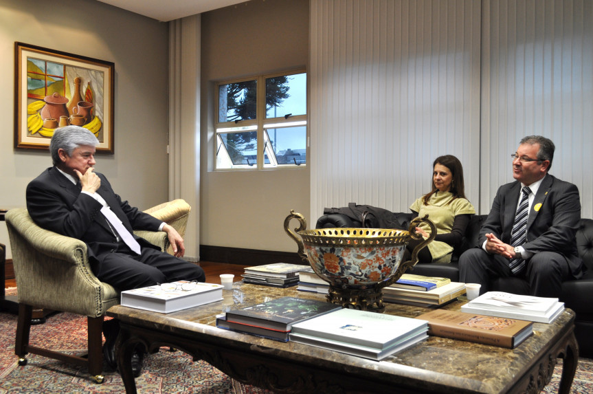 Presidente do Legislativo, deputado Valdir Rossoni (PSDB), recebe o presidente do Sindicato dos Delegados de Polícia do Estado do Paraná (Sidipol), Jairo Amodio Estorilio.