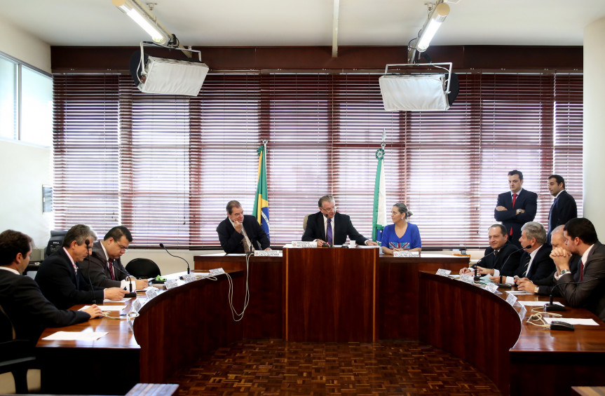 Membros da CCJ durante reunião extraordinária.