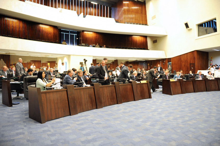 Deputados durante os trabalhos em Plenário.
