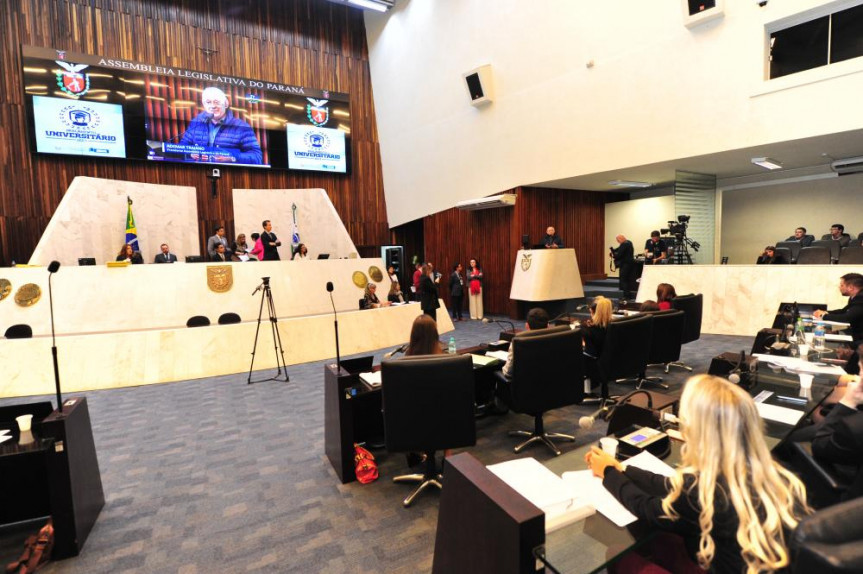 Sessão plenária do Parlamento Universitário.