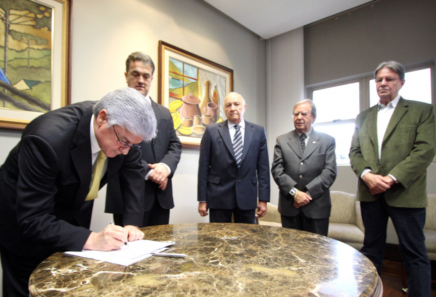 Presidente da Assembleia Legislativa, deputado Valdir Rossoni (PSDB), e o 1º secretário, deputado Plauto Miró (DEM), renovam convênio com a Associação dos Servidores Públicos do Estado do Paraná (ASPP)