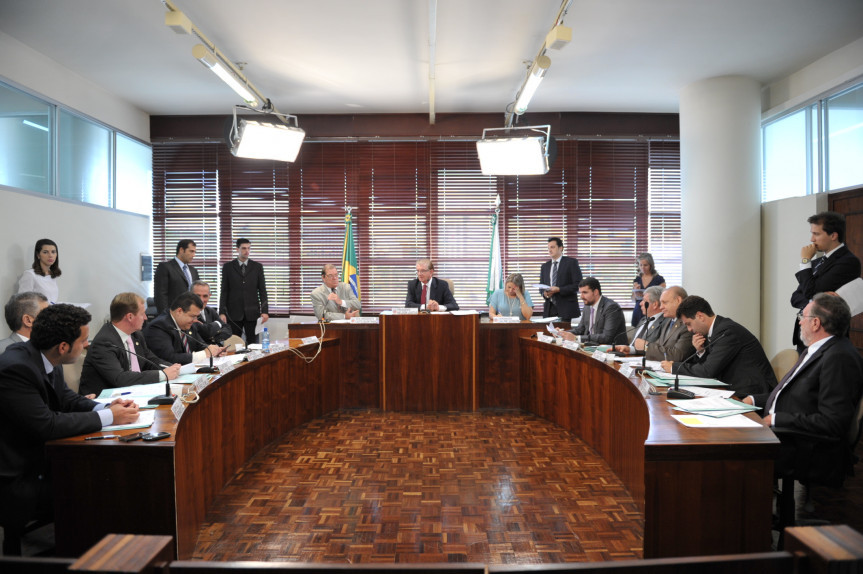 Parlamentares reunidos na CCJ, dia 12/03