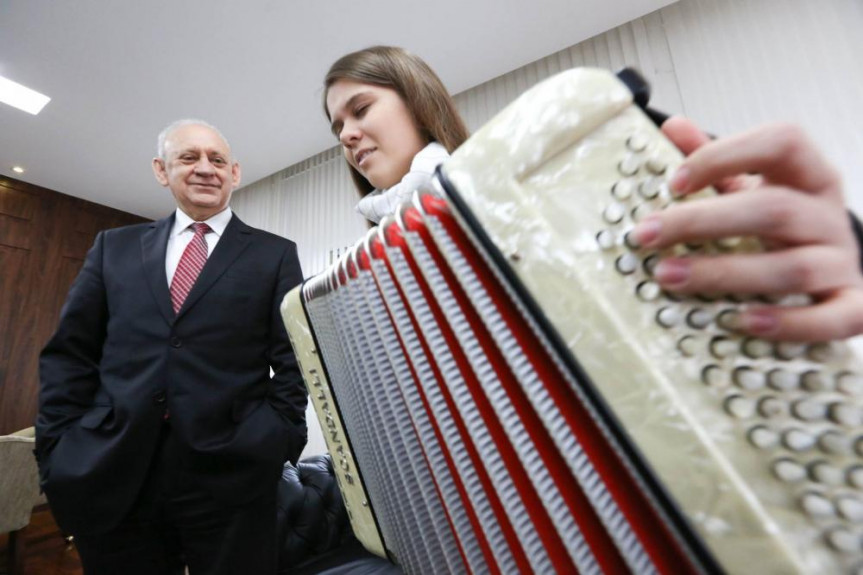 O presidente da Alep, Ademar Traiano e a campeã mundial de acordeão, Maryanne Francescon 