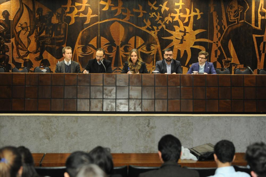 Projeto "Parlamento Universitário" recebe alunos de Direito da UFPR.
