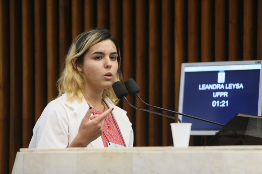 A deputada universitária Leandra Leysa, da UFPR, usou a tribuna na sessão plenária para defender seu projeto que inclui o uso da Língua Brasileira de Sinais (Libras) na rede de ensino paranaense.