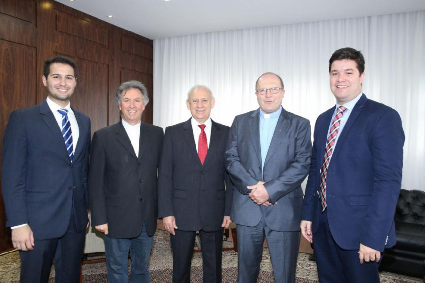 Deputado Paulo Litro (PSDB); padre José Aparecido, capelão do Centro Cívico; presidente Ademar Traiano (PSDB); Dom José Antônio Peruzzo; e deputado Guto Silva (PSC).