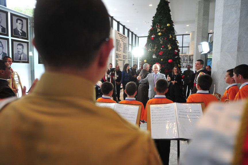 Congregação católica apresentou na Assembleia Legislativa, com um coral formado por jovens músicos, um ato em homenagem à festa máxima da cristandade.