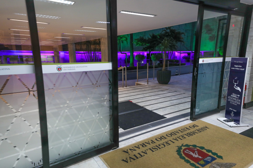 Fachada da Assembleia Legislativa iluminada de lilás em apoio à campanha de conscientização sobre as doenças raras.