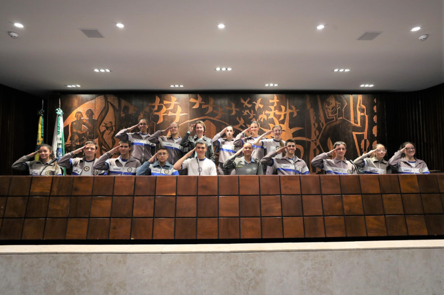 Alunos do Colégio da Policia Militar de Curitiba conheceram o Plenarinho da Casa.