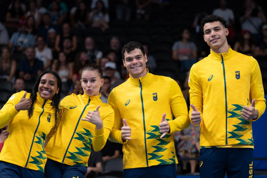 Paranaense Beatriz Carneiro (segunda da esquerda para direita) leva o bronze no revezamento 4 x 100 livre S14 na Paralimpíada de Paris.