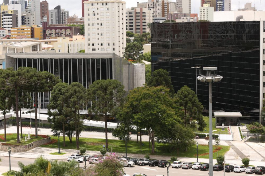 Fachada da Assembleia Legislativa do Paraná.