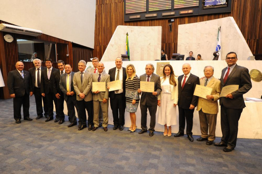 A vice-governadora Cida Borghetti, o presidente  Ademar Traiano (PSDB) e a deputada Maria Victoria (PP), entre os homenageados.